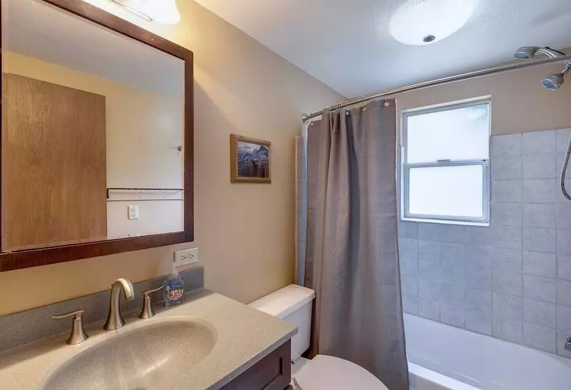Mt. Baker Lodging Cabin 8 – Wifi, Pets Ok, Sleeps 6! By Mbl