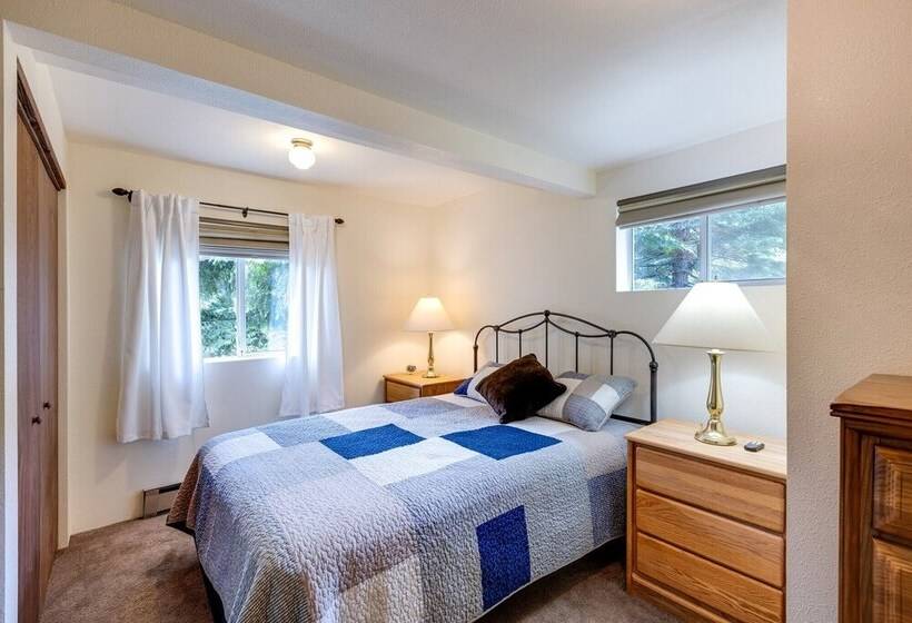 Mt. Baker Lodging Cabin 8 – Wifi, Pets Ok, Sleeps 6! By Mbl