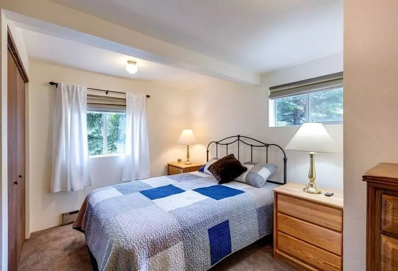 Mt. Baker Lodging Cabin 8 – Wifi, Pets Ok, Sleeps 6! By Mbl