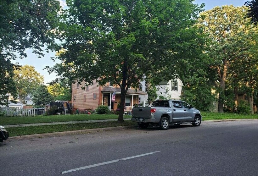 Beautiful Two Story Home By Fountain Lake And Mayo Clinic