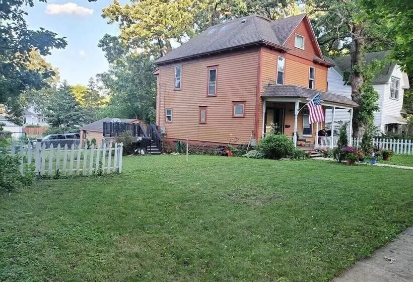 Beautiful Two Story Home By Fountain Lake And Mayo Clinic