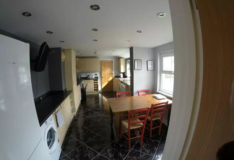 Residenssi Beautiful And Spacious House In North Wales, Uk