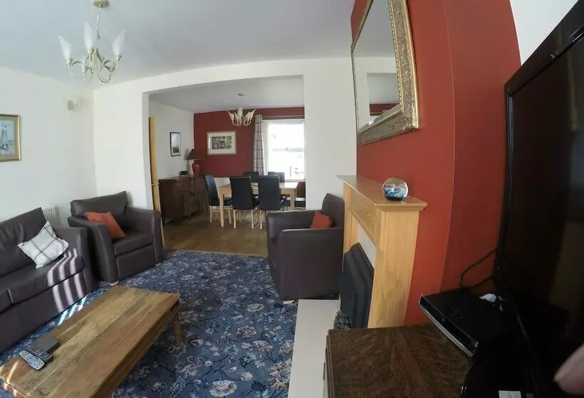 Residenssi Beautiful And Spacious House In North Wales, Uk