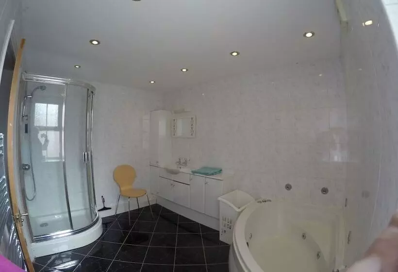 Residenssi Beautiful And Spacious House In North Wales, Uk