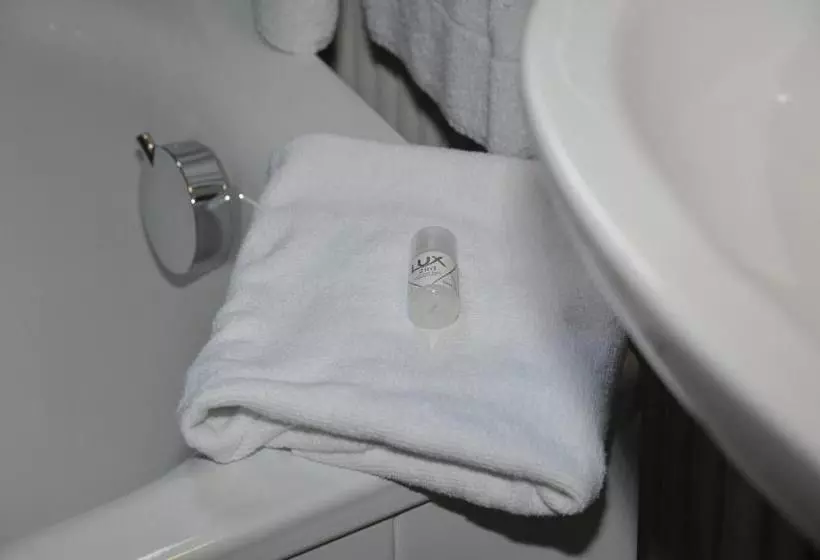 هتل Madar Café Central Melk