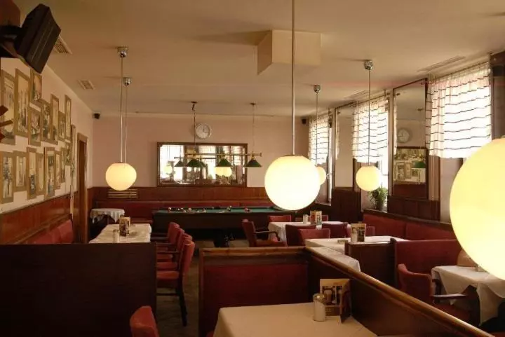 هتل Madar Café Central Melk