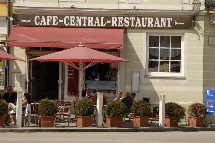 هتل Madar Café Central Melk