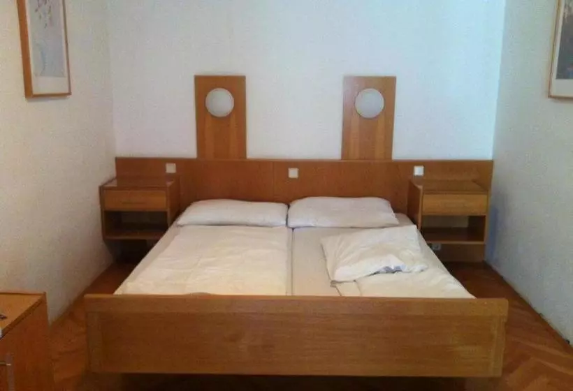 هتل Madar Café Central Melk