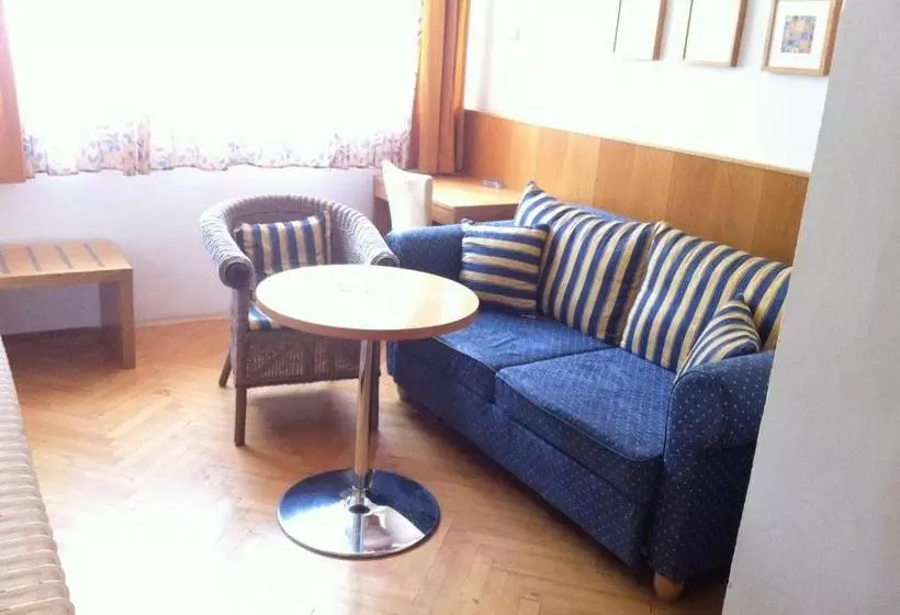 هتل Madar Café Central Melk