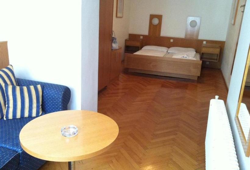 فندق Madar Café Central Melk