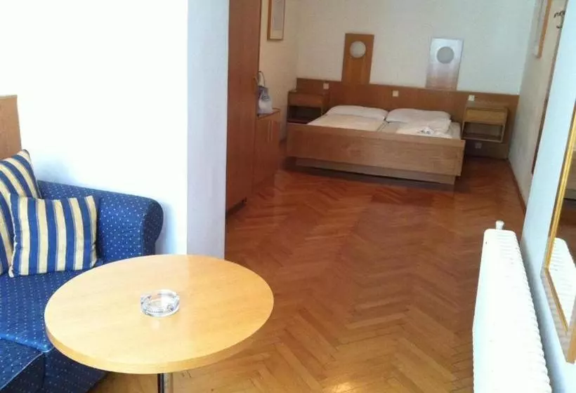 هتل Madar Café Central Melk