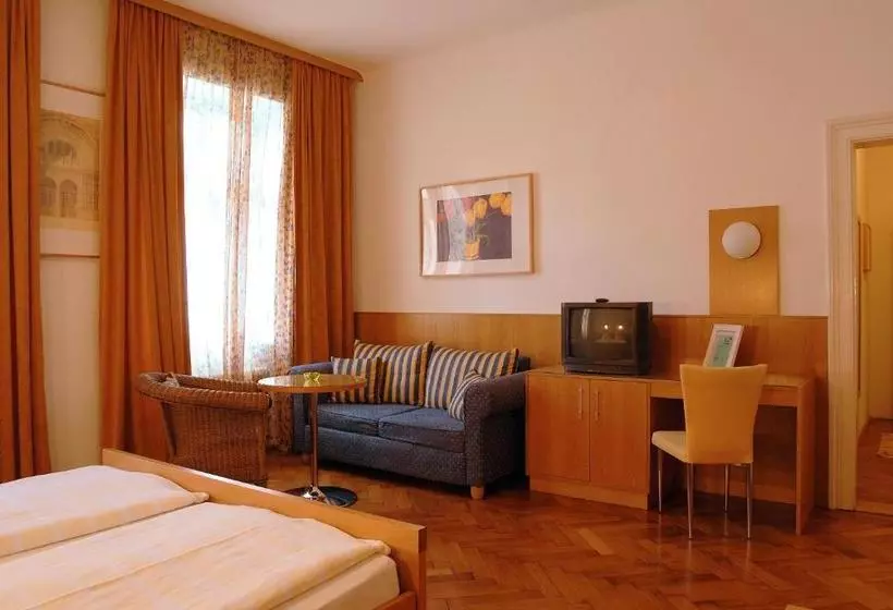 هتل Madar Café Central Melk