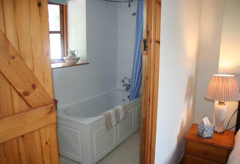 Barn Cottage   Farm Park Stay With Hot Tub, Bbq & Fire Pit