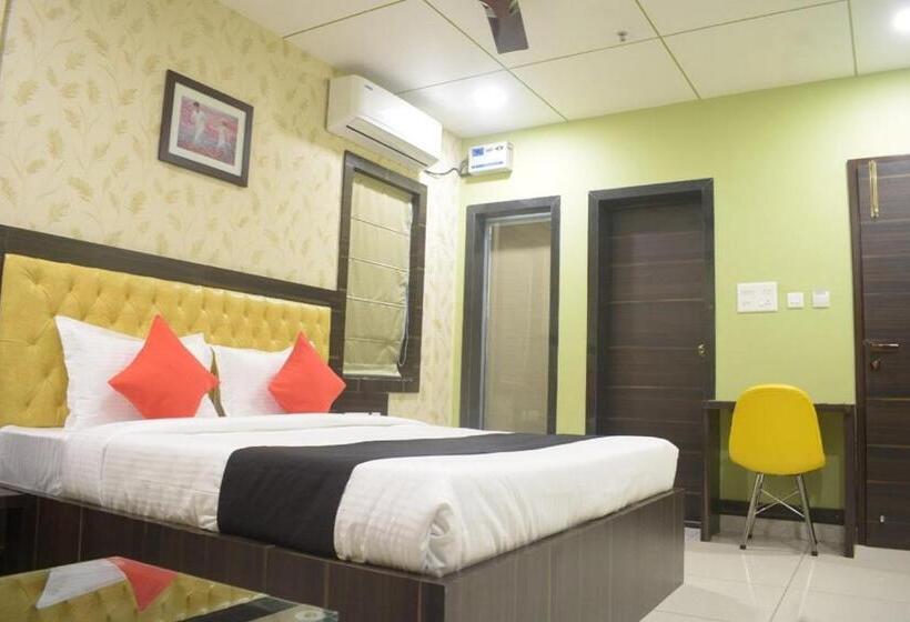 فندق Goroomgo Royal Crown Puri