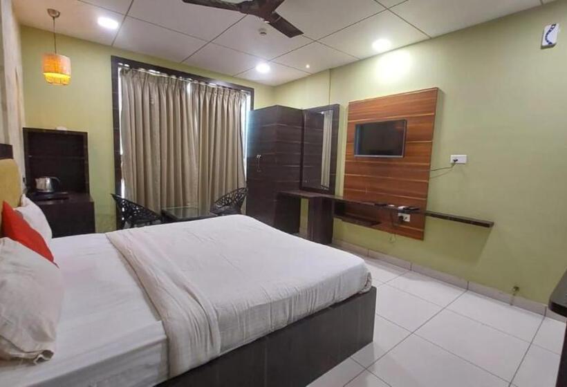 فندق Goroomgo Royal Crown Puri