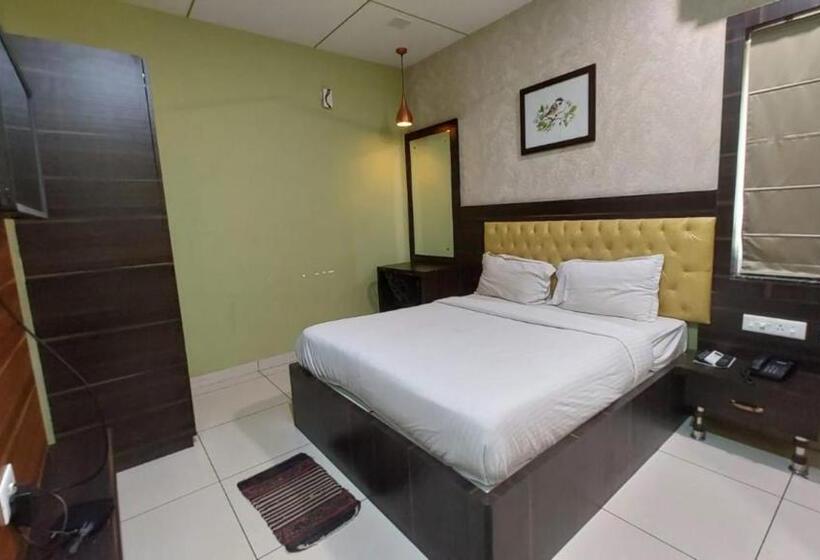 فندق Goroomgo Royal Crown Puri