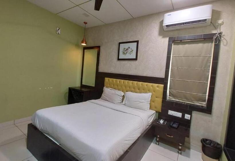 فندق Goroomgo Royal Crown Puri