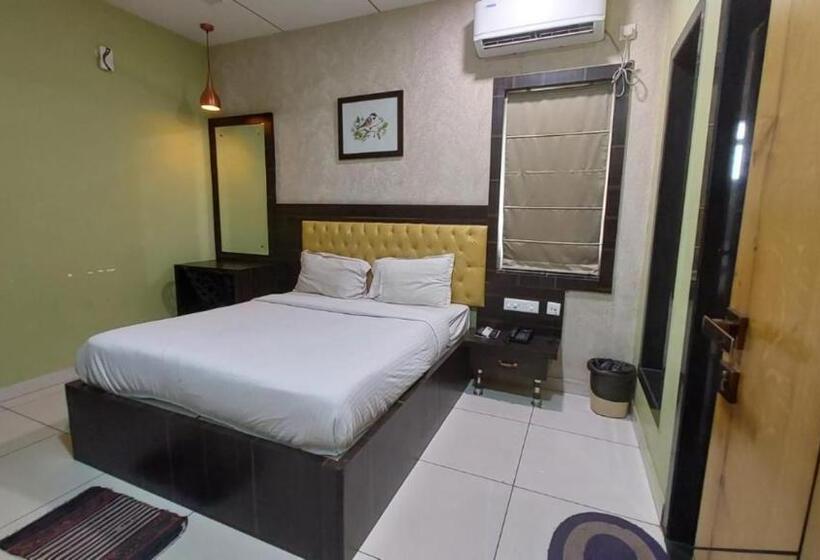 فندق Goroomgo Royal Crown Puri