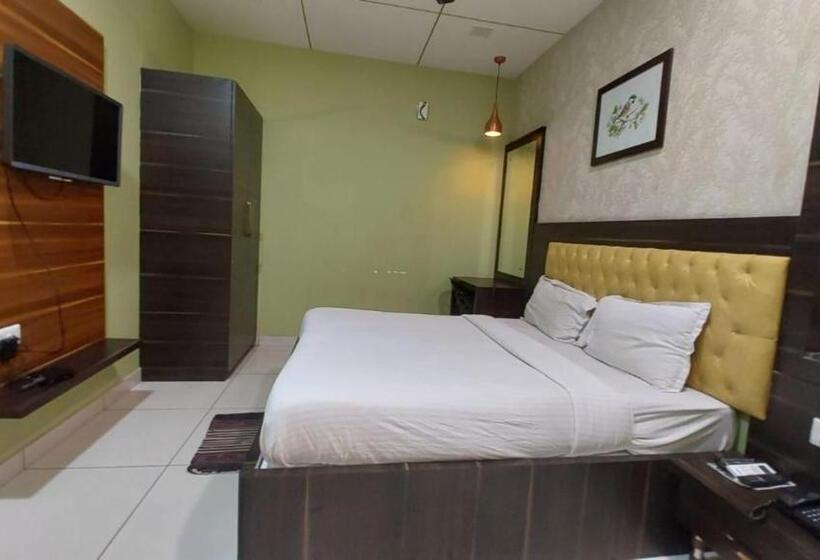 فندق Goroomgo Royal Crown Puri