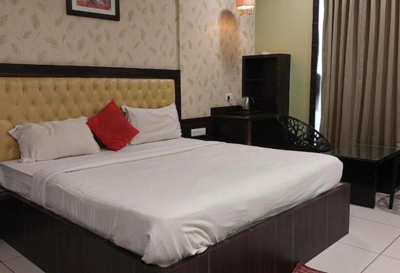 فندق Goroomgo Royal Crown Puri