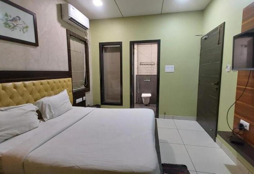 فندق Goroomgo Royal Crown Puri