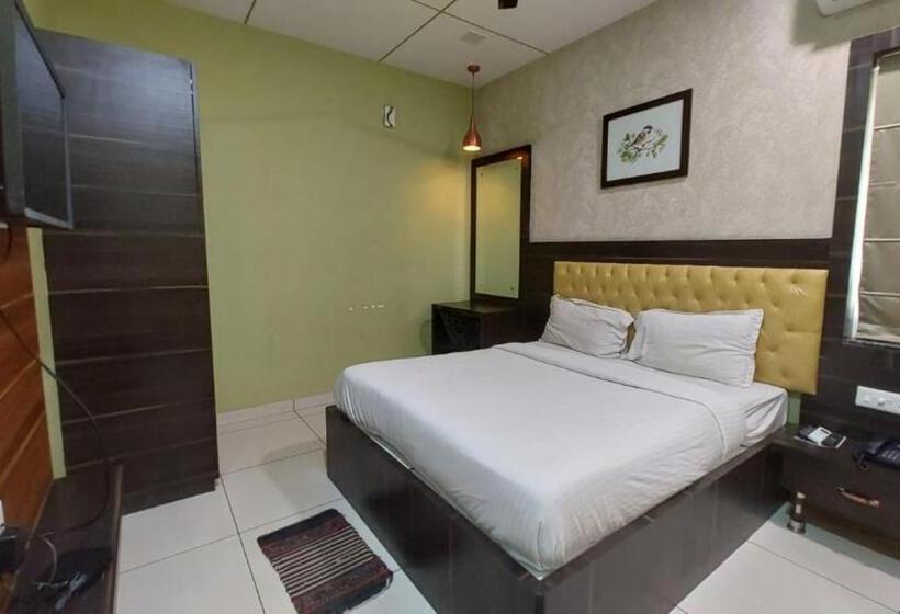 فندق Goroomgo Royal Crown Puri