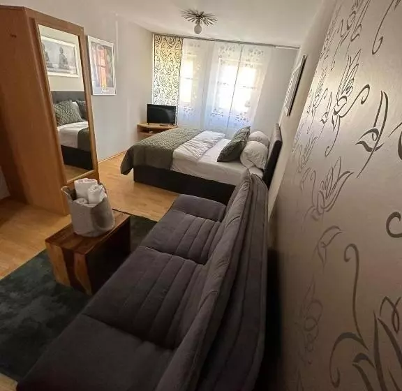 Hotelli Vinopresso Gmbh   Café Römer