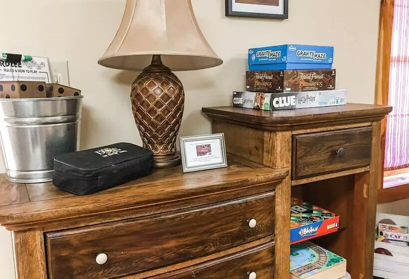 Second Breakfast  Spacious Wooden Cabin, Hot Tub, Close To Walking Trails, Fireplace By Redawning