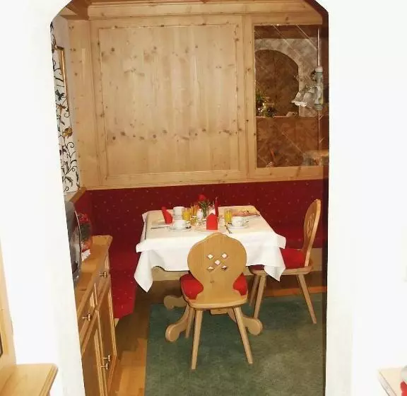 ベッドアンドブレックファースト Pension Edelweiss