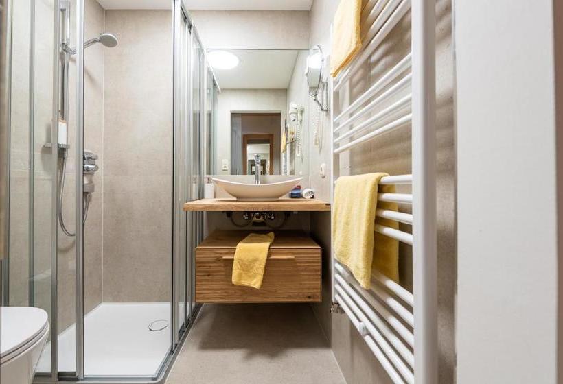 ペンション & Landgasthof Ragginger Attersee