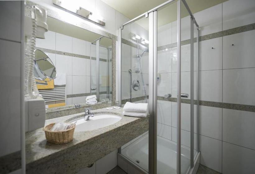 ペンション & Landgasthof Ragginger Attersee