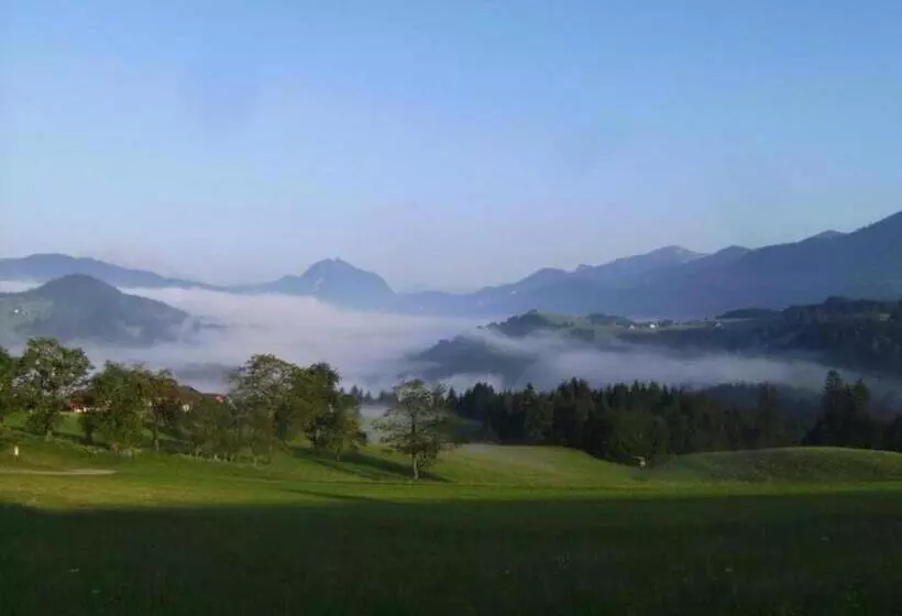 تختخواب و صبحانه Pension Leprich