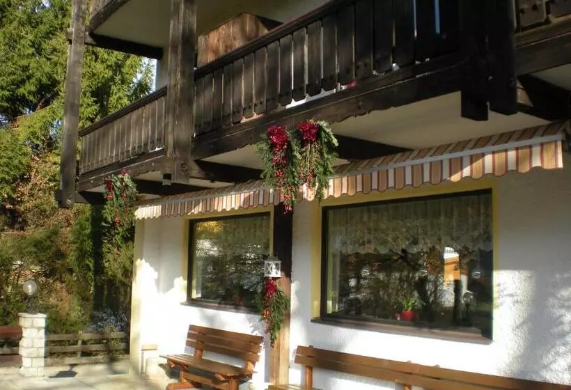 تختخواب و صبحانه Pension Leprich