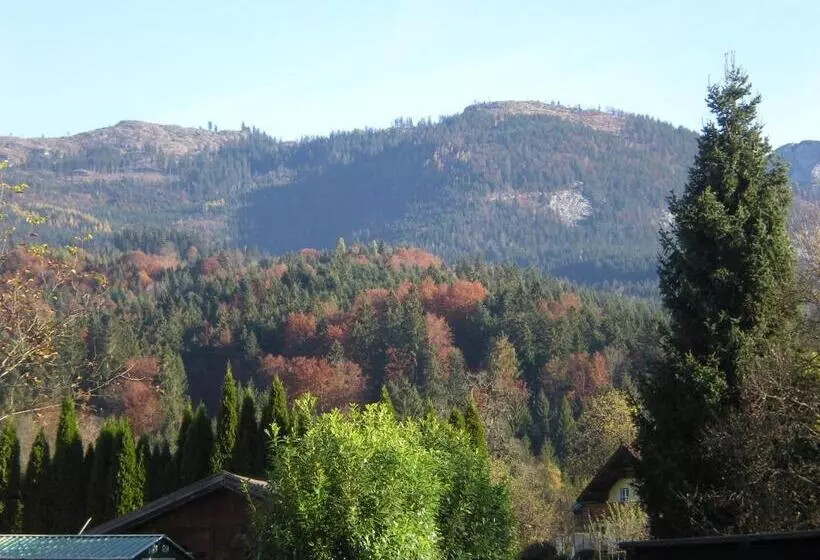 تختخواب و صبحانه Pension Leprich