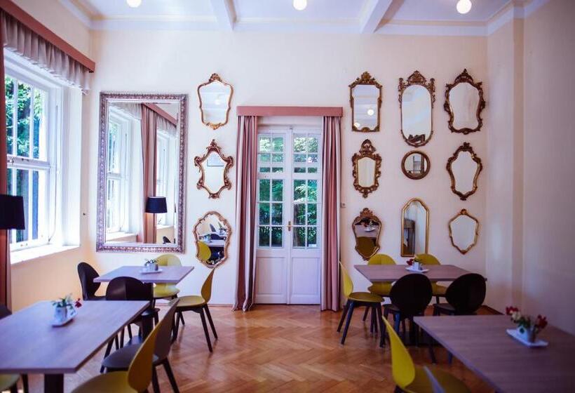 Hotelli Carinthia Velden