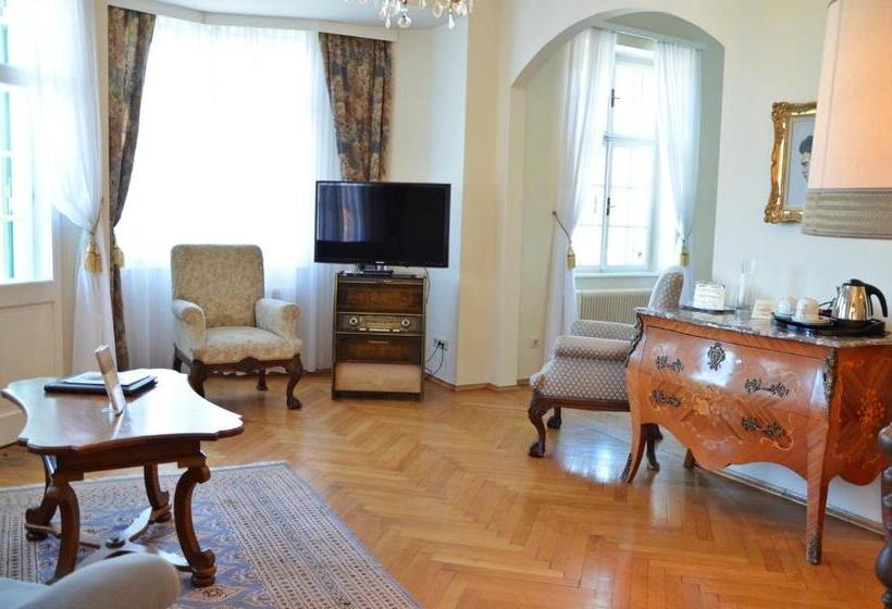 Hotelli Carinthia Velden