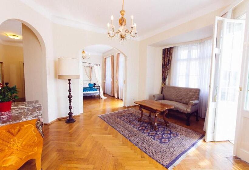 Hotelli Carinthia Velden