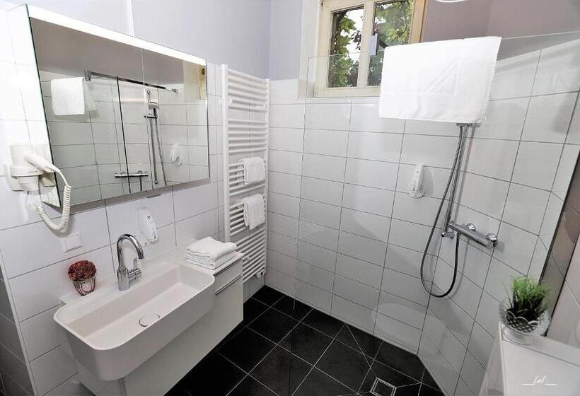 Hotelli Carinthia Velden