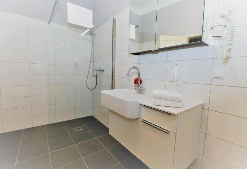 Hotelli Carinthia Velden