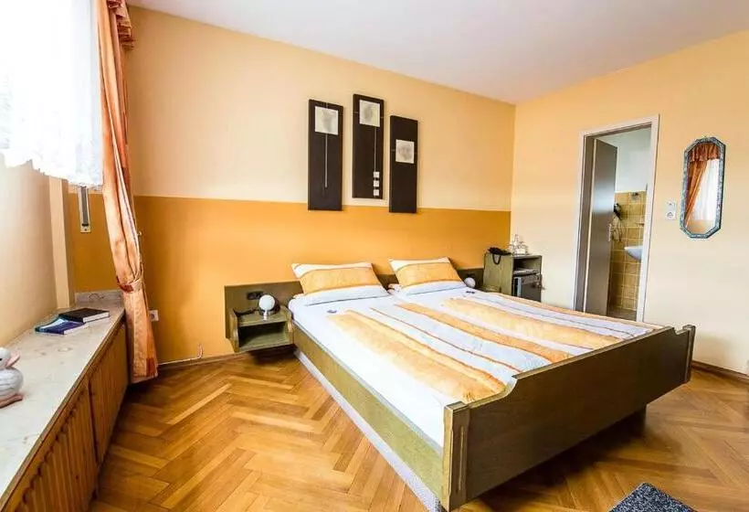 Villa Bruderfels, Garni