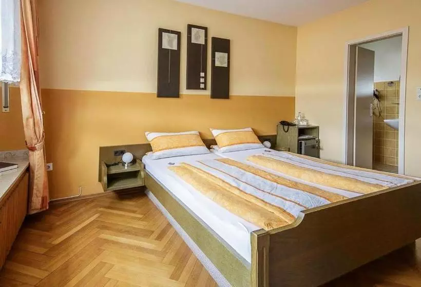 Villa Bruderfels, Garni