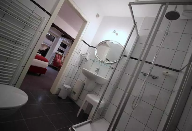 فندق Garni Zur Linde