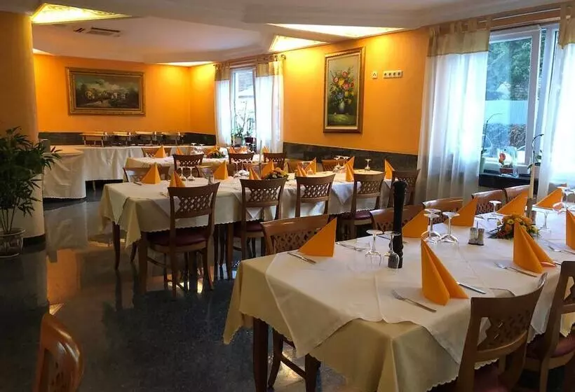 فندق & Restaurant Garda