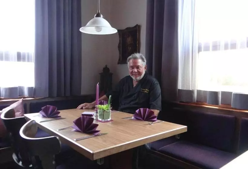 호텔 Restaurant Zum Goldenen Hahnen