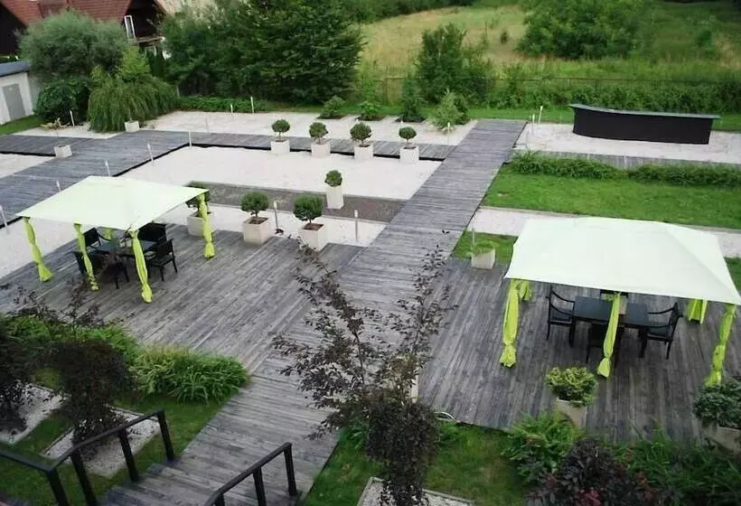 فندق Black & White