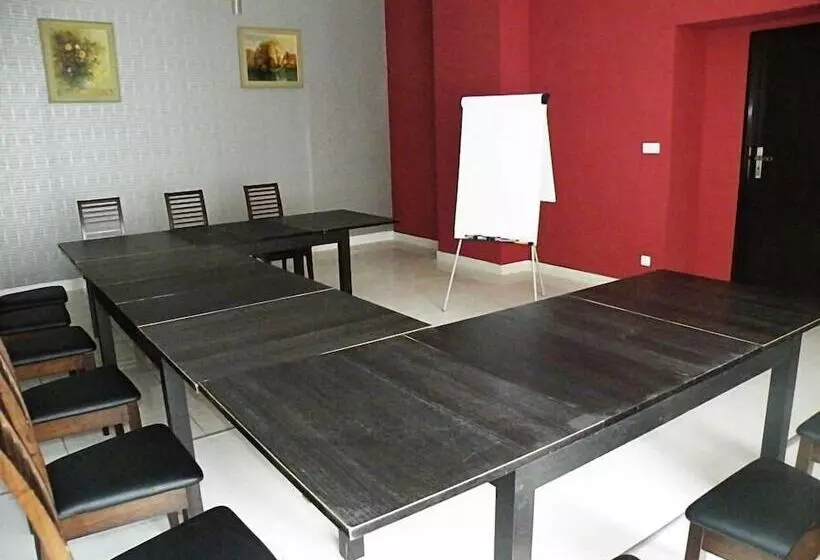 فندق Black & White