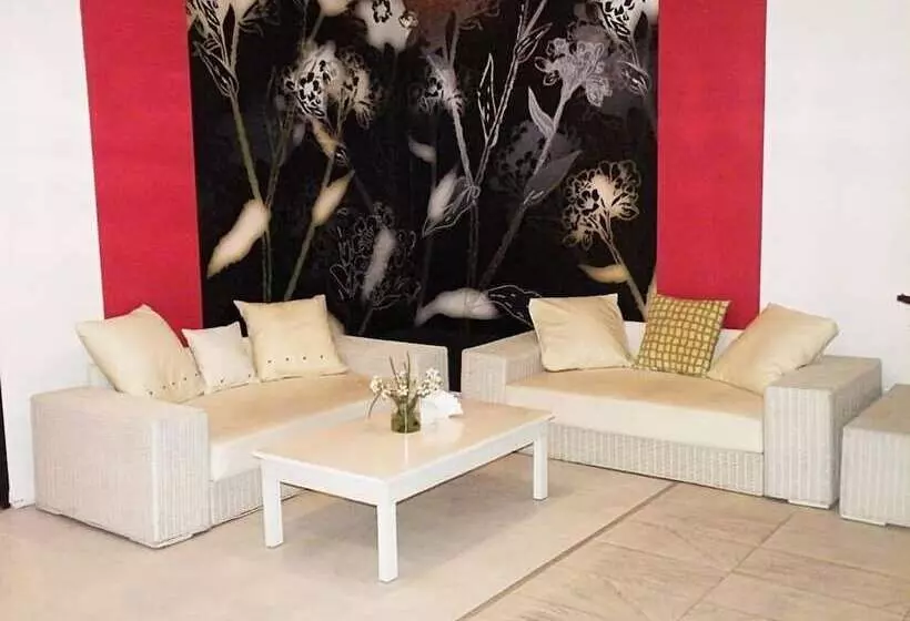 فندق Black & White