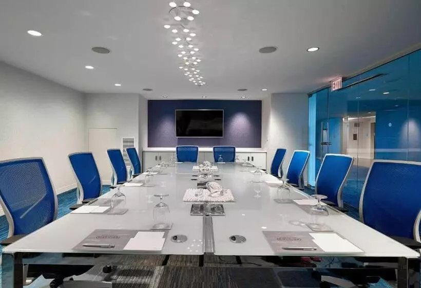 Hotel Renaissance Edmonton Airport