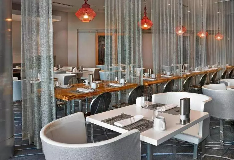 Hotel Renaissance Edmonton Airport