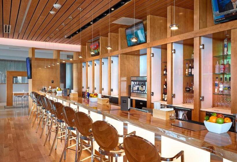 Hotel Renaissance Edmonton Airport